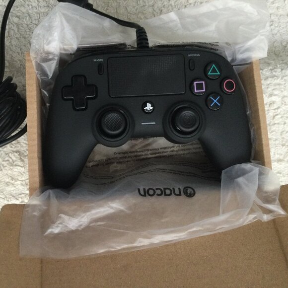 Play Station 4 Wired Controller - Picture 6 of 7